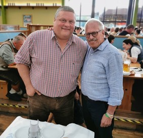 Treffen mit Ex-Patient und Gewichtheberlegende Manfred Nerlinger(Weltrekordler, Silbermedaillengewinner der Olympischen Spiele in Seoul/KOR) beim Münchener Oktoberfest.