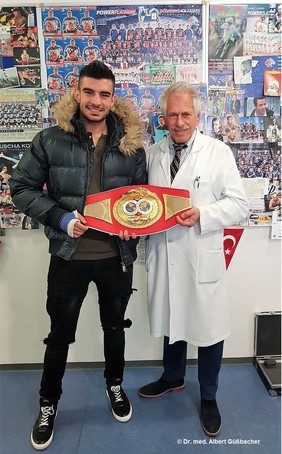 Der neue IBF Junioren-Weltmeister Wanik Awdijan, zusammen mit Dr. Güßbacher, auf Besuch in der Praxis.