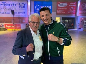 Dr Güßbacher mit seinem Patienten und amtierenden Profiboxweltmeister Robin Krasniqui. Bei einem Boxabend am 5.6.21 in Augsburg.