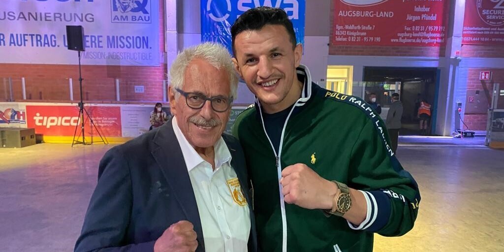 Dr Güßbacher mit seinem Patienten und amtierenden Profiboxweltmeister Robin Krasniqui. Bei einem Boxabend am 5.6.21 in Augsburg. Patient_und_Profiboxweltmeister_Robin_Krasniqui.jpg