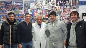 "Weitgereist - Russische Spitzensportler wie der Judo- Europameister,-Weltmeister und -Olympiasieger Tagir Khabulaijev besuchten Dr. Güßbacher in seiner Praxis."