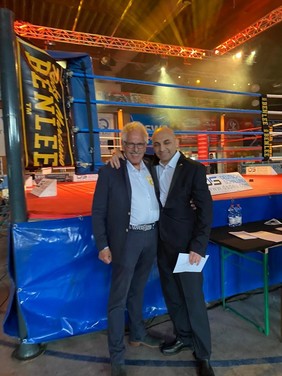 Dr. Güßbacher mit seinem Patienten und ehemaligen Silbermedaillengewinner im Boxen bei den Olympischen Spielen 2004. Jetzt bei einem Boxabend am 5.6.21 in Augsburg.